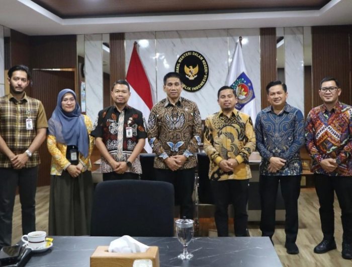 Wakil Menteri Dalam Negeri (Wamendagri) Republik Indonesia saat menerima Wali Kota Parepare, Tasming Hamid bersama rombongan, di Kantor Kementerian Dalam Negeri, Sabtu 9 Mei 2026. (Foto: Dok Humas Parepare).