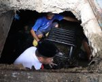 Wali Kota Parepare, Tasming Hamid, turun langsung meninjau lokasi drainase tersumbat di Jalan Lahalede, kawasan Masjid Taqwa, Kelurahan Lakessi, Selasa (11/5/2026).