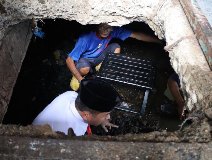 Wali Kota Parepare, Tasming Hamid, turun langsung meninjau lokasi drainase tersumbat di Jalan Lahalede, kawasan Masjid Taqwa, Kelurahan Lakessi, Selasa (11/5/2026).