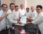 Suwardi Thahir (kanan) resmi mendaftar sebagai kontestan pada pemilihan Ketua PWI Sulsel masa bakti 2026-2031 di Kantor PWI Sulsel, Jl Maccini, Kota Makassar, Rabu 13 Mei 2026 siang. (Foto: Dok istimewa).