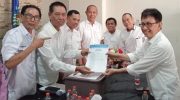 Suwardi Thahir (kanan) resmi mendaftar sebagai kontestan pada pemilihan Ketua PWI Sulsel masa bakti 2026-2031 di Kantor PWI Sulsel, Jl Maccini, Kota Makassar, Rabu 13 Mei 2026 siang. (Foto: Dok istimewa).