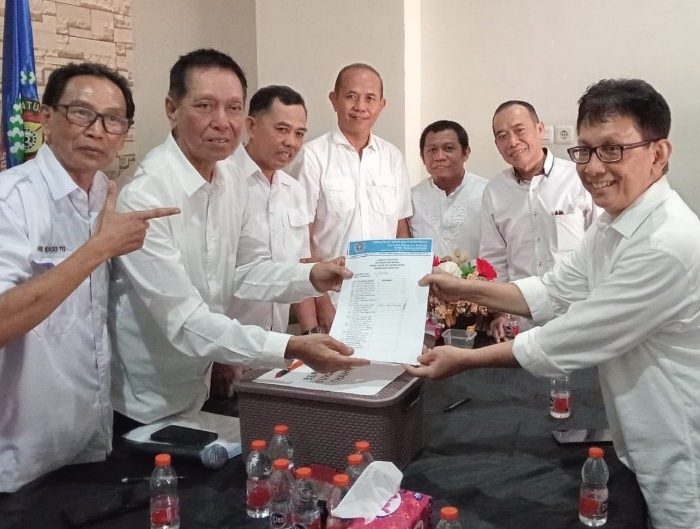 Suwardi Thahir (kanan) resmi mendaftar sebagai kontestan pada pemilihan Ketua PWI Sulsel masa bakti 2026-2031 di Kantor PWI Sulsel, Jl Maccini, Kota Makassar, Rabu 13 Mei 2026 siang. (Foto: Dok istimewa).