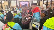 Wakil Bupati Bantaeng, Sahabuddin saat melepas rombongan jamaah calon haji Kabupaten Bantaeng di Asrama Haji Embarkasi, Selasa malam, 19 Mei 2026.