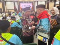Wakil Bupati Bantaeng, Sahabuddin saat melepas rombongan jamaah calon haji Kabupaten Bantaeng di Asrama Haji Embarkasi, Selasa malam, 19 Mei 2026.