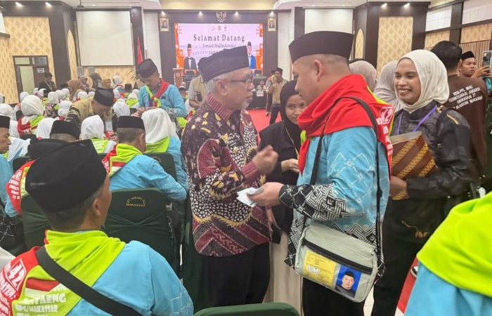 Jamaah Haji Bantaeng Dilepas Menuju Tanah Suci, Wabup Titip Pesan Kedisiplinan 13 Wakil Bupati Bantaeng, Sahabuddin saat melepas rombongan jamaah calon haji Kabupaten Bantaeng di Asrama Haji Embarkasi, Selasa malam, 19 Mei 2026.