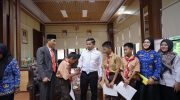 Wali Kota Parepare, Tasming Hamid, melepas peserta dan pendamping yang akan mengikuti Festival Tunas Bahasa Ibu Nasional (FTBIN) Tahun 2026 di Kota Depok, Jawa Barat. Pelepasan berlangsung di ruang kerja Wali Kota Parepare, Rabu, 20 Mei 2026, dipandu oleh Plt Kepala Dinas Pendidikan dan Kebudayaan Kota Parepare, Dede Harirustaman, dan didampingi Kepala Bidang Kebudayaan, Niniek Harisyani.