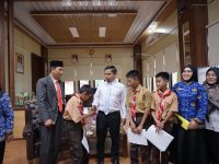 Wali Kota Parepare, Tasming Hamid, melepas peserta dan pendamping yang akan mengikuti Festival Tunas Bahasa Ibu Nasional (FTBIN) Tahun 2026 di Kota Depok, Jawa Barat. Pelepasan berlangsung di ruang kerja Wali Kota Parepare, Rabu, 20 Mei 2026, dipandu oleh Plt Kepala Dinas Pendidikan dan Kebudayaan Kota Parepare, Dede Harirustaman, dan didampingi Kepala Bidang Kebudayaan, Niniek Harisyani.