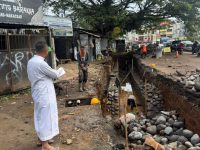 Gubernur Sulsel Tinjau Progres Jalan Hertasning, Drainase Diperbesar untuk Atasi Genangan 25 Gubernur Sulawesi Selatan, Andi Sudirman Sulaiman meninjau langsung progres pengerjaan Program Multiyears Project (MYP) Infrastruktur Jalan pada ruas Hertasning, Kota Makassar, beberapa hari lalu.