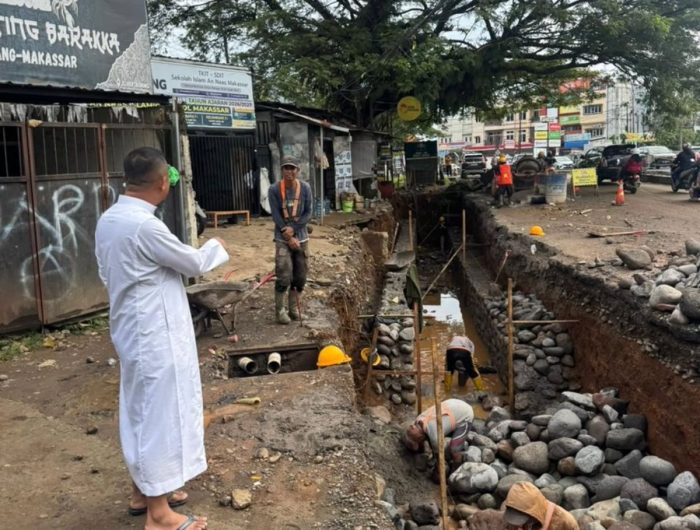Gubernur Sulsel Tinjau Progres Jalan Hertasning, Drainase Diperbesar untuk Atasi Genangan 13 Gubernur Sulawesi Selatan, Andi Sudirman Sulaiman meninjau langsung progres pengerjaan Program Multiyears Project (MYP) Infrastruktur Jalan pada ruas Hertasning, Kota Makassar, beberapa hari lalu.