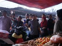 Jelang Idul Adha, Tasming Hamid dan Forkopimda Pantau Stabilitas Harga Sembako di Pasar Lakessi 16 Wali Kota Parepare, Tasming Hamid bersama jajaran Pemerintah Kota dan Forum Koordinasi Pimpinan Daerah (Forkopimda) turun langsung memantau harga sembako di Pasar Tradisional Semi Modern Lakessi.