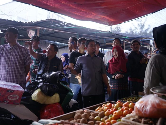 Jelang Idul Adha, Tasming Hamid dan Forkopimda Pantau Stabilitas Harga Sembako di Pasar Lakessi 13 Wali Kota Parepare, Tasming Hamid bersama jajaran Pemerintah Kota dan Forum Koordinasi Pimpinan Daerah (Forkopimda) turun langsung memantau harga sembako di Pasar Tradisional Semi Modern Lakessi.