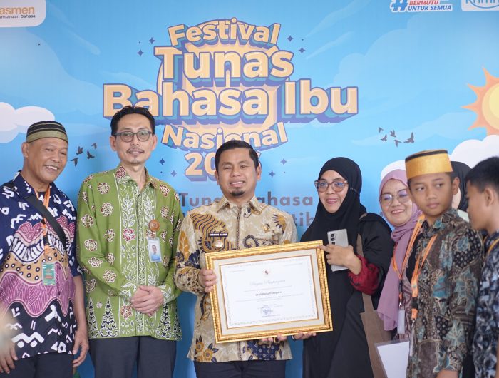 Torehkan Prestasi Tingkat Nasional, Parepare Raih Penghargaan Kemendikdasmen 12 Kota Parepare kembali menorehkan prestasi tingkat nasional pada Festival Tunas Bahasa Ibu Nasional (FTBIN) yang diselenggarakan di Gedung Garuda, Diklat Kementerian Pendidikan Dasar dan Menengah (Kemendikdasmen), Senin (25/05/2026).