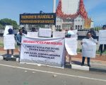 Tensi ketegangan di internal Persatuan Wartawan Indonesia (PWI) Sulawesi Selatan kembali mendidih. Berada di ambang krisis kepercayaan yang akut, puluhan jurnalis yang tergabung dalam Forum Penyelamat PWI Sulsel memilih turun ke jalan dan menggelar aksi damai di kawasan Monumen Mandala, Makassar, pada Senin (25/5/2026).