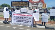 Tensi ketegangan di internal Persatuan Wartawan Indonesia (PWI) Sulawesi Selatan kembali mendidih. Berada di ambang krisis kepercayaan yang akut, puluhan jurnalis yang tergabung dalam Forum Penyelamat PWI Sulsel memilih turun ke jalan dan menggelar aksi damai di kawasan Monumen Mandala, Makassar, pada Senin (25/5/2026).