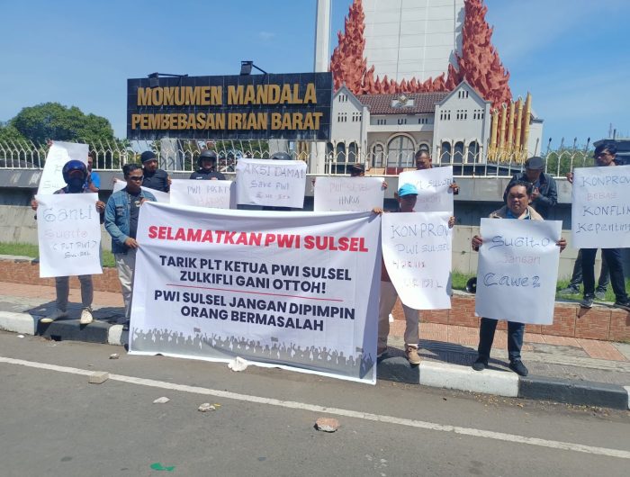 Tensi ketegangan di internal Persatuan Wartawan Indonesia (PWI) Sulawesi Selatan kembali mendidih. Berada di ambang krisis kepercayaan yang akut, puluhan jurnalis yang tergabung dalam Forum Penyelamat PWI Sulsel memilih turun ke jalan dan menggelar aksi damai di kawasan Monumen Mandala, Makassar, pada Senin (25/5/2026).