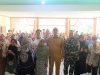 Bupati Bantaeng, M. Fathul Fauzy Nurdin bersama Dandim 1410 Bantaeng, Muhammad Husni Hidayat Muchlis, menyalurkan bantuan beras dan minyak di Kelurahan Bonto Rinta, Kecamatan Bisappu, Senin, (25/05/2026).
