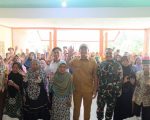 Bupati Bantaeng, M. Fathul Fauzy Nurdin bersama Dandim 1410 Bantaeng, Muhammad Husni Hidayat Muchlis, menyalurkan bantuan beras dan minyak di Kelurahan Bonto Rinta, Kecamatan Bisappu, Senin, (25/05/2026).