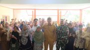 Bupati Bantaeng, M. Fathul Fauzy Nurdin bersama Dandim 1410 Bantaeng, Muhammad Husni Hidayat Muchlis, menyalurkan bantuan beras dan minyak di Kelurahan Bonto Rinta, Kecamatan Bisappu, Senin, (25/05/2026).