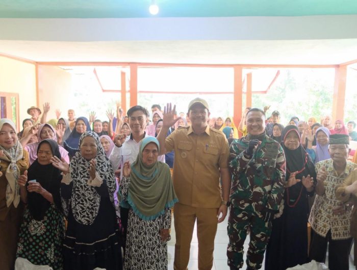 Bupati Bantaeng, M. Fathul Fauzy Nurdin bersama Dandim 1410 Bantaeng, Muhammad Husni Hidayat Muchlis, menyalurkan bantuan beras dan minyak di Kelurahan Bonto Rinta, Kecamatan Bisappu, Senin, (25/05/2026).