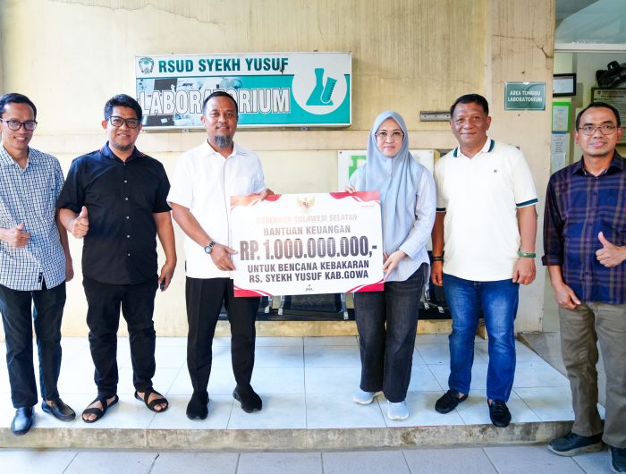 Gubernur Sulsel Serahkan Bantuan Rp1 Miliar untuk Pemulihan RSUD Syekh Yusuf Gowa Pascakebakaran 13 Gubernur Sulawesi Selatan, Andi Sudirman Sulaiman, menyerahkan bantuan sebesar Rp1 miliar untuk mendukung pemulihan pasca kebakaran yang terjadi di RSUD Syekh Yusuf Gowa.