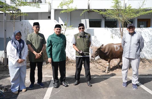Wali Kota Appi Salurkan Hewan Kurban untuk Masyarakat dan Cleaning Service 13 Wali Kota Makassar, Appi bersama jajaran SKPD, tergabung dalam Dewan Pengurus KORPRI Kota Makassar, melaksanakan penyembelihan hewan kurban di kawasan Balai Kota Makassar, Kamis 28 Mei 2026.