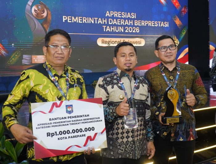 Pemerintah Kota Parepare kembali menorehkan prestasi di tingkat nasional. Dalam ajang Apresiasi Pemerintah Daerah Berprestasi 2026 yang digelar Kementerian Dalam Negeri di Kendari, Jumat (29/5/2026), Kota Parepare meraih penghargaan kategori Penurunan Tingkat Pengangguran sekaligus memperoleh bantuan pemerintah sebesar Rp1 miliar.