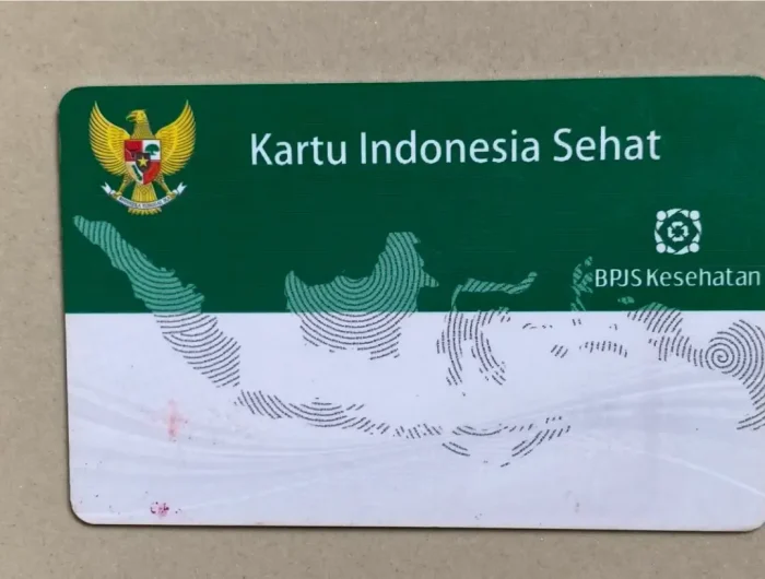 BPJS Pastikan Iuran JKN Tak Naik, Publik Diminta Waspadai Informasi Menyesatkan 13 BPJS Kesehatan memastikan besaran iuran Program Jaminan Kesehatan Nasional (JKN) hingga saat ini belum mengalami kenaikan. Penegasan tersebut disampaikan menyusul maraknya informasi di media sosial yang menyebut adanya tarif iuran baru BPJS Kesehatan.