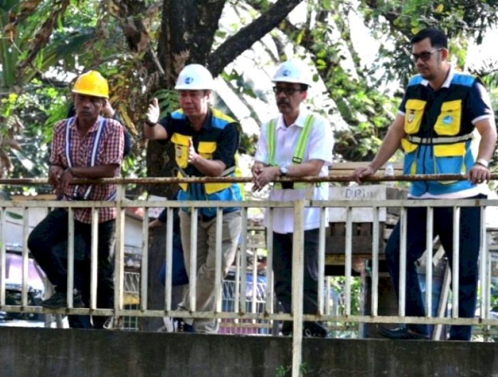 Pelaksana Tugas (Plt) Direktur Utama Perumda Air Minum Kota Makassar, Andi Syahrum Makkuradde, meninjau langsung proses pengerukan saluran air baku yang membentang dari Jalan Abdullah Daeng Sirua (Abdesir) hingga kawasan Manggala sepanjang kurang lebih 7 kilometer, Jumat (19/6/2026).