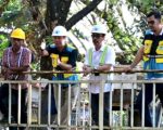 Pelaksana Tugas (Plt) Direktur Utama Perumda Air Minum Kota Makassar, Andi Syahrum Makkuradde, meninjau langsung proses pengerukan saluran air baku yang membentang dari Jalan Abdullah Daeng Sirua (Abdesir) hingga kawasan Manggala sepanjang kurang lebih 7 kilometer, Jumat (19/6/2026).