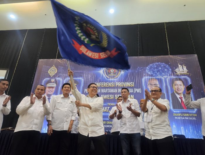 Suwardi Thahir Kibarkan Bendera PWI Usai Terpilih Sebagai Ketua PWI Sulsel Periode 2026-2031 13 Konferensi Provinsi (Konferprov) Persatuan Wartawan Indonesia (PWI) Sulsel 2026 menetapkan Suwardi Thahir sebagai Ketua PWI Sulsel periode 2026-2031 di Graha Pena, Kota Makassar, Selasa (2/6/2026).