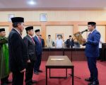 Bupati Bantaeng, M. Fathul Fauzy Nurdin resmi melantik dan mengambil sumpah jabatan Dr. H. Muhammad Tafsir P., M.AP sebagai Penjabat Sekretaris Daerah Kabupaten Bantaeng. Pelantikan berlangsung di Ruang Pola Kantor Bupati Bantaeng dan disaksikan oleh jajaran pejabat Pemerintah Kabupaten Bantaeng, Rabu (3/6/2026).