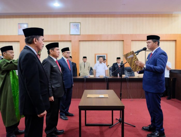 Bupati Bantaeng, M. Fathul Fauzy Nurdin resmi melantik dan mengambil sumpah jabatan Dr. H. Muhammad Tafsir P., M.AP sebagai Penjabat Sekretaris Daerah Kabupaten Bantaeng. Pelantikan berlangsung di Ruang Pola Kantor Bupati Bantaeng dan disaksikan oleh jajaran pejabat Pemerintah Kabupaten Bantaeng, Rabu (3/6/2026).