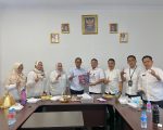 Plt. Kepala Dinas Perpustakaan dan Kearsipan Provinsi Sulawesi Selatan, Prof. Dr. Muhammad Jufri, M.Si., M.Psi., Psikolog, menyerahkan secara langsung dua buku karya ilmiahnya kepada Plt. Kepala UPT Perpustakaan, Kaharullah, S.E., M.M., dalam sebuah pertemuan yang berlangsung di ruang kerja Kepala Dinas, Rabu (3/6/2026).
