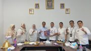 Plt. Kepala Dinas Perpustakaan dan Kearsipan Provinsi Sulawesi Selatan, Prof. Dr. Muhammad Jufri, M.Si., M.Psi., Psikolog, menyerahkan secara langsung dua buku karya ilmiahnya kepada Plt. Kepala UPT Perpustakaan, Kaharullah, S.E., M.M., dalam sebuah pertemuan yang berlangsung di ruang kerja Kepala Dinas, Rabu (3/6/2026).