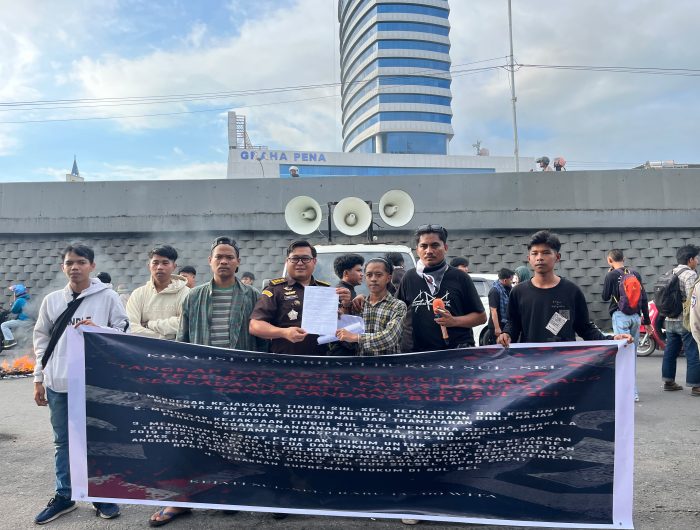 Puluhan massa yang tergabung dalam Koalisi Pemerhati Hukum Sulawesi Selatan (KPH Sulsel) menggelar aksi unjuk rasa di depan Kantor Kejaksaan Tinggi (Kejati) Sulawesi Selatan, Rabu (3/6/2026).