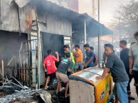 Kebakaran hebat menghanguskan sebanyak 14 unit lapak di Lingkungan Jado, RT 08/RW 04, Kelurahan Dorotangga, Kecamatan Dompu, Kabupaten Dompu, Kamis (4/6/2026) sekitar pukul 17.00 WITA.