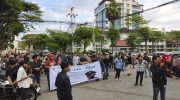Ratusan kader Himpunan Mahasiswa Islam (HMI) Cabang Gowa Raya menggelar aksi demonstrasi di depan Polrestabes Makassar.