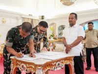 Penanganan Banjir Luwu Utara Diperkuat, Pemprov Sulsel-Kodam XIV/Hasanuddin Teken PKS 28 Pemerintah Provinsi Sulawesi Selatan (Pemprov Sulsel) melakukan penandatanganan Perjanjian Kerja Sama (PKS) dengan Kodam XIV/Hasanuddin terkait penanganan bencana banjir di Kabupaten Luwu Utara.
