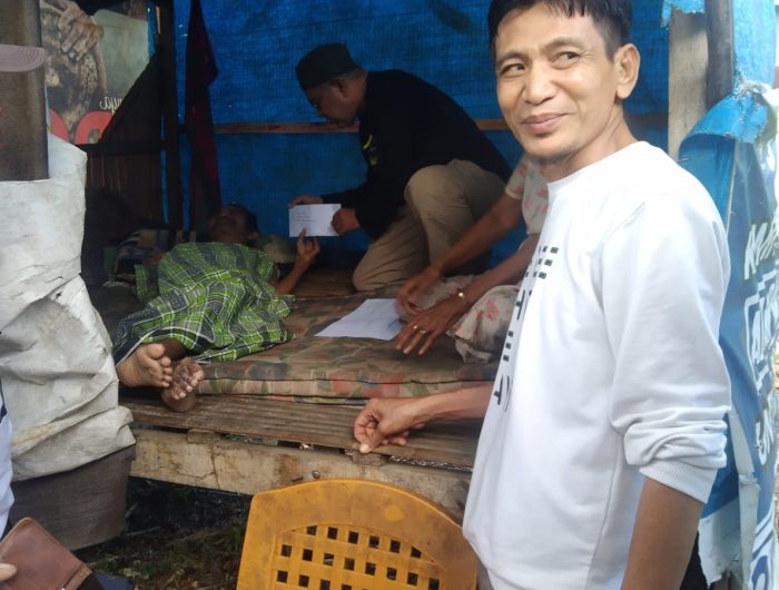 Tiga Tahun Lumpuh dan Tinggal di Gubuk, Dg Sangkala Dapat Bantuan dari Gubernur Andi Sudirman 13 Di sebuah gubuk sederhana di Je'netallasa Barat, Desa Je'netallasa, Kecamatan Bangkala, Kabupaten Jeneponto, Dg Sangkala (57) menjalani hari-harinya dalam keterbatasan.