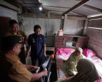 Wali Kota Parepare, Tasming Hamid, turun langsung menyalurkan bantuan beras sejahtera (Rastra) kepada warga penerima manfaat di empat kelurahan, yakni Kelurahan Cappa Galung, Kampung Baru, Lompoe, dan Lapadde, Senin (15/6/2026).