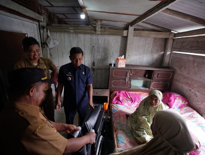 Tasming Hamid Salurkan Rastra Antar Langsung ke Rumah Warga, Lansia Juga Terima Bantuan Kursi Roda 13 Wali Kota Parepare, Tasming Hamid, turun langsung menyalurkan bantuan beras sejahtera (Rastra) kepada warga penerima manfaat di empat kelurahan, yakni Kelurahan Cappa Galung, Kampung Baru, Lompoe, dan Lapadde, Senin (15/6/2026).