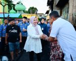 Di tengah puing-puing bangunan yang masih menyisakan bekas kebakaran, Wakil Gubernur Sulawesi Selatan Fatmawati Rusdi hadir menemui dan menguatkan warga yang menjadi korban kebakaran di Jalan Sultan Alauddin III, Kelurahan Mangasa, Kecamatan Tamalate, Kota Makassar, Rabu, 17 Juni 2026.