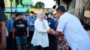 Di tengah puing-puing bangunan yang masih menyisakan bekas kebakaran, Wakil Gubernur Sulawesi Selatan Fatmawati Rusdi hadir menemui dan menguatkan warga yang menjadi korban kebakaran di Jalan Sultan Alauddin III, Kelurahan Mangasa, Kecamatan Tamalate, Kota Makassar, Rabu, 17 Juni 2026.