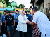 Di tengah puing-puing bangunan yang masih menyisakan bekas kebakaran, Wakil Gubernur Sulawesi Selatan Fatmawati Rusdi hadir menemui dan menguatkan warga yang menjadi korban kebakaran di Jalan Sultan Alauddin III, Kelurahan Mangasa, Kecamatan Tamalate, Kota Makassar, Rabu, 17 Juni 2026.