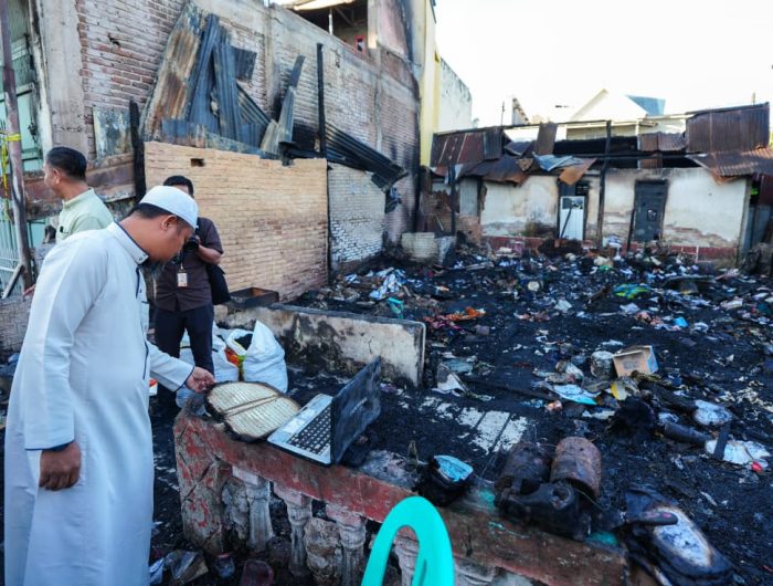 Gubernur Sulawesi Selatan, Andi Sudirman Sulaiman, mengunjungi lokasi kebakaran di Jalan Sultan Alauddin III, Kelurahan Mangasa, Kecamatan Tamalate, Kota Makassar, Jumat (19/6/2026) pagi.