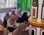 Keluarga besar RSUD Andi Makkasau Kota Parepare kembali menggelar kegiatan Taklim Bersama sebagai upaya memperkuat nilai-nilai spiritual di tengah padatnya aktivitas pelayanan kesehatan. Kegiatan tersebut berlangsung di lingkungan rumah sakit, Rabu (24/6/2026), dan diikuti oleh jajaran manajemen, tenaga medis, tenaga kesehatan, serta seluruh pegawai.