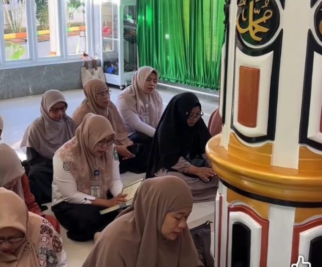 RSUD Andi Makkasau Gelar Taklim Bersama, Perkuat Spiritual dan Semangat Pengabdian Pegawai 13 Keluarga besar RSUD Andi Makkasau Kota Parepare kembali menggelar kegiatan Taklim Bersama sebagai upaya memperkuat nilai-nilai spiritual di tengah padatnya aktivitas pelayanan kesehatan. Kegiatan tersebut berlangsung di lingkungan rumah sakit, Rabu (24/6/2026), dan diikuti oleh jajaran manajemen, tenaga medis, tenaga kesehatan, serta seluruh pegawai.