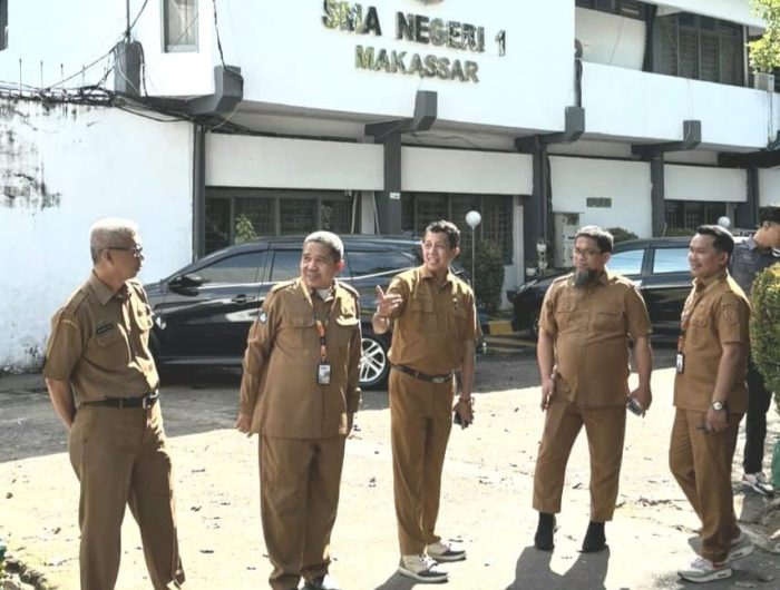 Kepala SMAN 1 Makassar Imbau Orang Tua Calon Peserta Didik Hindari Jasa Pengurusan Kelulusan SPMB 13 Pelaksanaan Sistem Penerimaan Murid Baru (SPMB) setiap tahunnya kerap kali dimanfaatkan oknum tidak bertanggung jawab untuk mencari keuntungan dengan cara cara yang tidak benar.