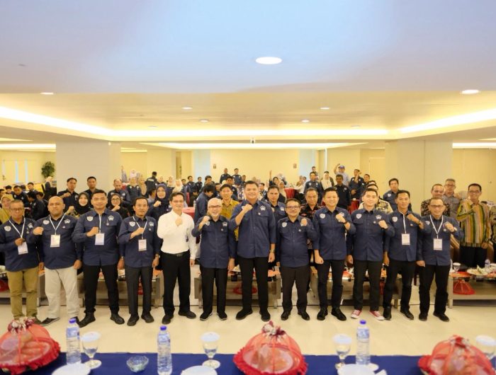 Bupati Bantaeng, Muh.Fathul Fauzi Nurdin di dampingi Wakil Bupati Bantaeng, H.Sahabuddin secara resmi membuka kegiatan Bimbingan Teknis (Bimtek) Penguatan Pengawasan Pengelolaan Keuangan Desa melalui Optimalisasi Sistem Informasi Keuangan Desa (Siskeudes) Versi 2.0.9 Berbasis Online bagi Kepala Desa dan Pengelola Keuangan Desa se-Kabupaten Bantaeng Tahun 2026.