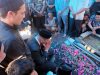 Dalam suasana penuh duka, Bupati Bantaeng, M. Fathul Fauzy Nurdin, memimpin upacara pelepasan jenazah almarhum mantan Wakil Bupati Bantaeng, periode 2013-2018, Drs. H. Muhammad Yasin, di Halaman Kantor Bupati Bantaeng, Sabtu 27 Juni 2026.